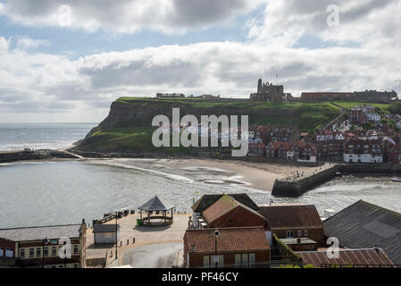 Blick auf den Hafen von Whitby mit der Kirche St. Mary und die Abtei auf der Klippe gegenüber. North Yorkshire, England. Stockfoto