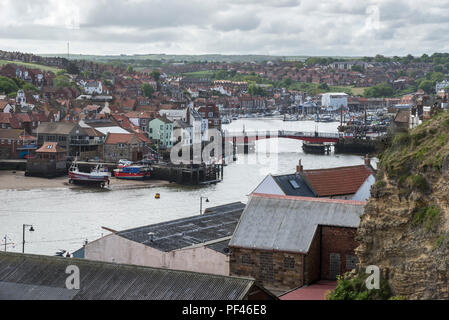 Mit Blick auf den Swing Bridge und Hafen von Whitby an der Küste von North Yorkshire, England. Stockfoto