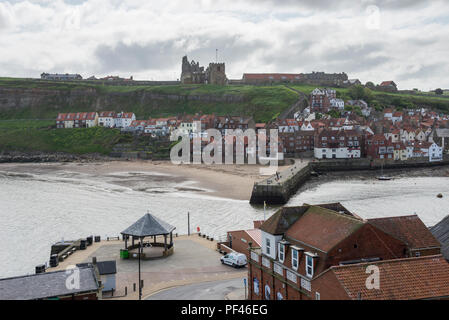 Blick über den Hafen von Whitby an die 199 Schritte, St Mary's Church und die Abtei auf der Klippe gegenüber. North Yorkshire, England. Stockfoto