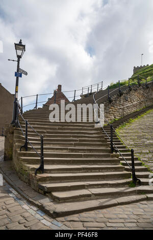 Die berühmten 199 Stufen zu Whitby an der Küste von North Yorkshire, England. Stockfoto