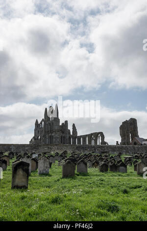 Die Umrisse der Whitby Abbey Ruinen aus dem Friedhof bei der Kirche St. Mary in der historischen Stadt Whitby, North Yorkshire, England. Stockfoto