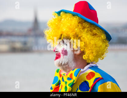 Bunte Clown im Rahmen der jährlichen Karnevalsumzug Parade von Weymouth, Dorset UK im August Stockfoto