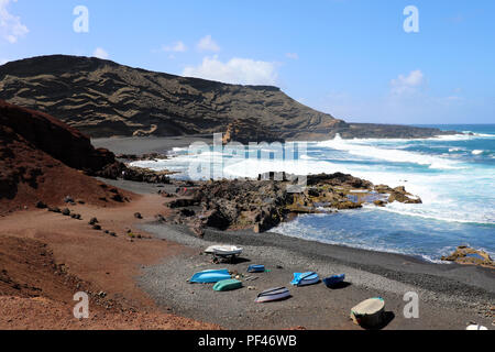 Atemberaubender Panoramablick von El Golfo mit Atlantik Wellen an der Küste, Lanzarote, Kanarische Inseln Stockfoto