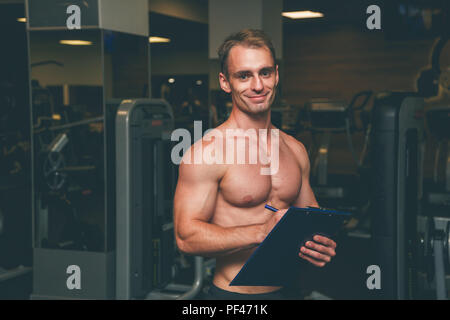 Personal Trainer, mit einem Pad in der hand Stockfoto