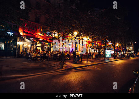 Gay Bar Szene bei Nacht, Paris Stockfoto