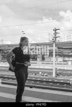 Berlin, Deutschland, 1. September 2017, S 5 Bahnhöfe, Frauen, Mädchen, Pendler, Warten, Zug am Bahnhof Lichtenberg, © Peter SPURRIER. Stockfoto