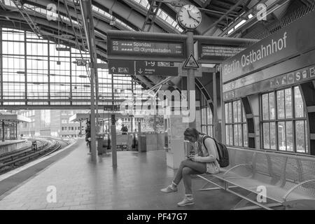 Berlin, Deutschland, 1. September 2017, Aussicht, Bahnsteige, Pendler warten auf Ihren Zug, S-Bahn, © Peter SPURRIER. Stockfoto