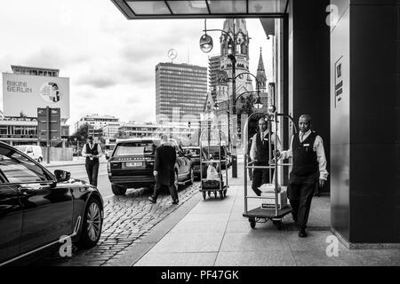 Berlin, Deutschland, 1. September 2017, Torhüter, Eingang, Berlin, Wardof Astoria, Hotel, Koffer Trolleys, Autos, gepflasterten vor Gericht, © Peter SPURRIER Stockfoto