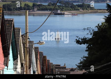 Bunte Häuser von Cobh, Irland Einweichen der Irischen Sommer Sonne. Die Symmetrie ist atemberaubend und eines der am besten erhaltenen Teile in dieser kleinen schönen Stadt Stockfoto