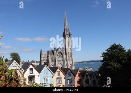 Cobh farbenfrohen Häuser und die prächtige Kathedrale und sieht aus, als es auf den Dächern der Häuser sitzt, genießen Sie die irischen Sommer Sonne. Stockfoto