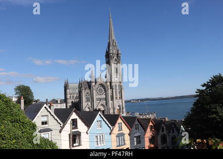 Cobh farbenfrohen Häuser und die prächtige Kathedrale und sieht aus, als es auf den Dächern der Häuser sitzt, genießen Sie die irischen Sommer Sonne. Stockfoto