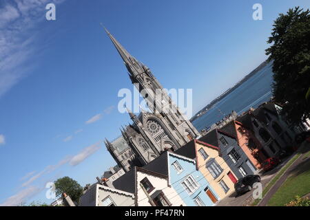 Cobh farbenfrohen Häuser und die prächtige Kathedrale und sieht aus, als es auf den Dächern der Häuser sitzt, genießen Sie die irischen Sommer Sonne. Stockfoto