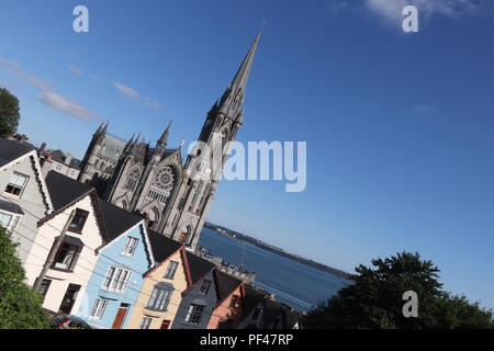 Cobh farbenfrohen Häuser und die prächtige Kathedrale und sieht aus, als es auf den Dächern der Häuser sitzt, genießen Sie die irischen Sommer Sonne. Stockfoto