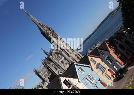 Cobh farbenfrohen Häuser und die prächtige Kathedrale und sieht aus, als es auf den Dächern der Häuser sitzt, genießen Sie die irischen Sommer Sonne. Stockfoto