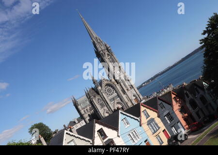 Cobh farbenfrohen Häuser und die prächtige Kathedrale und sieht aus, als es auf den Dächern der Häuser sitzt, genießen Sie die irischen Sommer Sonne. Stockfoto