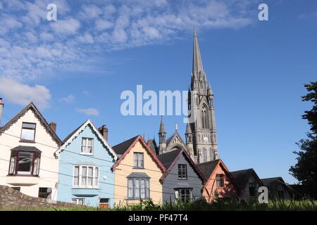 Cobh farbenfrohen Häuser und die prächtige Kathedrale und sieht aus, als es auf den Dächern der Häuser sitzt, genießen Sie die irischen Sommer Sonne. Stockfoto