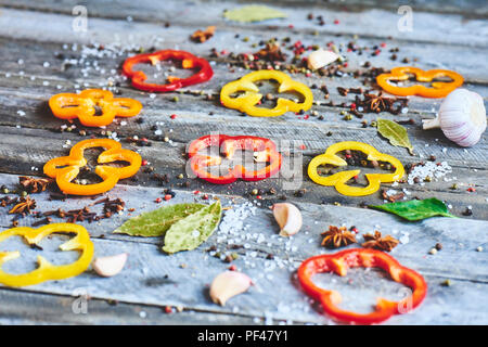 Bunte Paprika und Gewürzen auf rustikalen Holzbrett gehackt Stockfoto