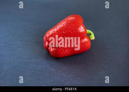 Frische organische Red Paprika auf dunklem Stein Hintergrund Stockfoto