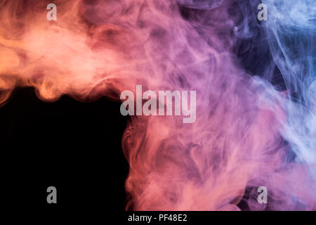 Dick rot, rosa und blauen Rauch auf einem schwarzen Hintergrund isoliert. Hintergrund aus dem Rauch von vape Stockfoto