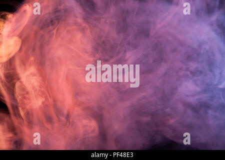 Dick rot, rosa und blauen Rauch auf einem schwarzen Hintergrund isoliert. Hintergrund aus dem Rauch von vape Stockfoto