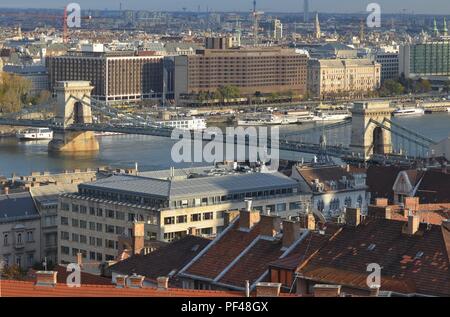 Kettenbrücke in Budapest, Ungarn, von William Tierney Clark, von der Fischerbastei in Richtung Pest gesehen auf der anderen Seite der Donau. Stockfoto