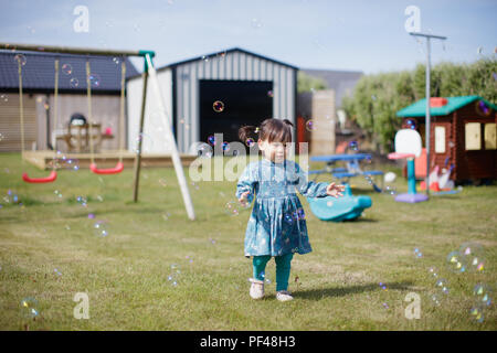 Baby Mädchen spielen Bubble am Sommer, Garten Stockfoto