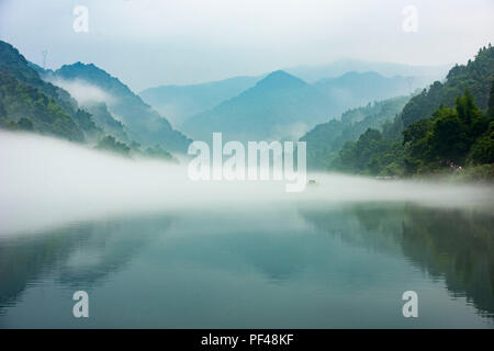 Zixing, Hunan, China, 18. August 2018 als "one See in der ganzen Welt bekannt, mit Tausenden von Szenen in it', xiaodong River Lake ist mit Nebel gefüllt und Stockfoto