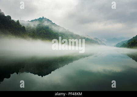 Zixing, Hunan, China, 18. August 2018 als "one See in der ganzen Welt bekannt, mit Tausenden von Szenen in it', xiaodong River Lake ist mit Nebel gefüllt und Stockfoto