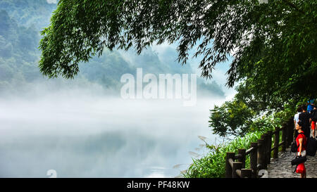 Zixing, Hunan, China, 18. August 2018 als "one See in der ganzen Welt bekannt, mit Tausenden von Szenen in it', xiaodong River Lake ist mit Nebel gefüllt und Stockfoto