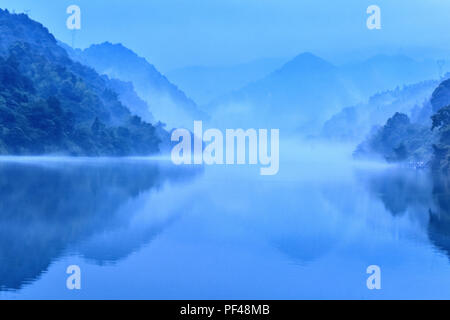 Zixing, Hunan, China, 18. August 2018 als "one See in der ganzen Welt bekannt, mit Tausenden von Szenen in it', xiaodong River Lake ist mit Nebel gefüllt und Stockfoto