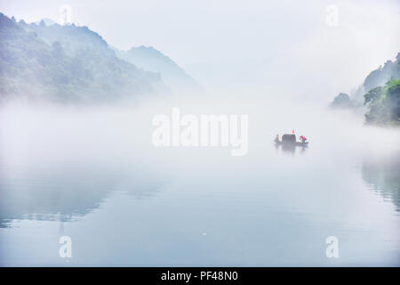 Zixing, Hunan, China, 18. August 2018 als "one See in der ganzen Welt bekannt, mit Tausenden von Szenen in it', xiaodong River Lake ist mit Nebel gefüllt und Stockfoto