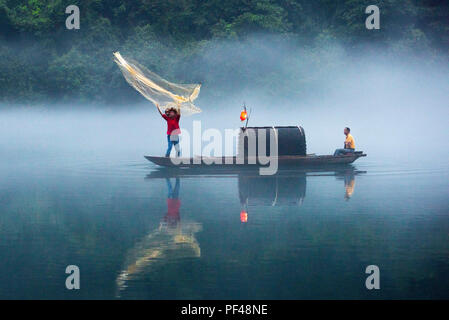 Zixing, Hunan, China, 18. August 2018 als "one See in der ganzen Welt bekannt, mit Tausenden von Szenen in it', xiaodong River Lake ist mit Nebel gefüllt und Stockfoto