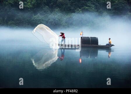 Zixing, Hunan, China, 18. August 2018 als "one See in der ganzen Welt bekannt, mit Tausenden von Szenen in it', xiaodong River Lake ist mit Nebel gefüllt und Stockfoto