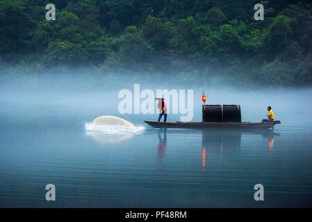 Zixing, Hunan, China, 18. August 2018 als "one See in der ganzen Welt bekannt, mit Tausenden von Szenen in it', xiaodong River Lake ist mit Nebel gefüllt und Stockfoto