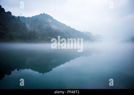 Zixing, Hunan, China, 18. August 2018 als "one See in der ganzen Welt bekannt, mit Tausenden von Szenen in it', xiaodong River Lake ist mit Nebel gefüllt und Stockfoto