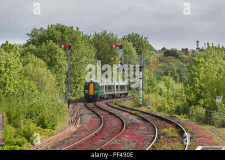 Ein West Midlands railway Class 172 turbostar Zug (172334) unter dem mechanische Formsignale in Worcester Foregate Street Stockfoto