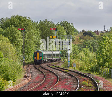 Ein West Midlands railway Class 172 turbostar Zug (172334) unter dem mechanische Formsignale in Worcester Foregate Street Stockfoto