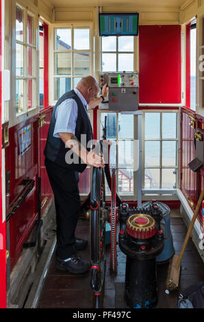 Saltburn Klippe heben Operator an der Bergstation wartet auf ein Signal von der Talstation der Lift zu bedienen Stockfoto