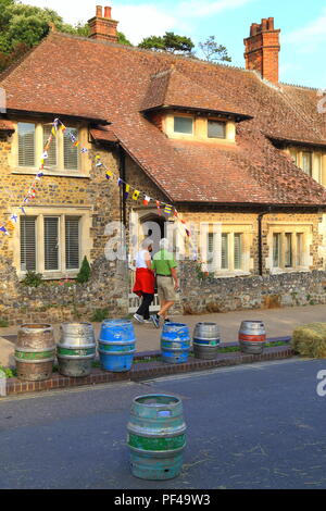 Bierfässer an der Hauptstraße im Dorf von Bier, Devon während Bier Regatta Woche jährliche Veranstaltung im August Stockfoto