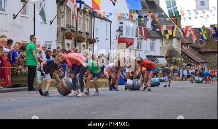 Rolling Bierfässer Wettbewerb an der Hauptstraße im Dorf von Bier, Devon während Bier Regatta Woche jährliche Veranstaltung im August Stockfoto