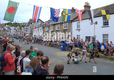 Rolling Bierfässer Wettbewerb an der Hauptstraße im Dorf von Bier, Devon während Bier Regatta Woche jährliche Veranstaltung im August Stockfoto