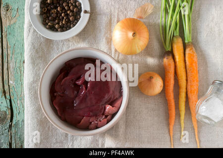 Rohes Kaninchen Leber, Gemüse und Gewürze zum Kochen Pastete oder Ragout. Selektive konzentrieren. Stockfoto