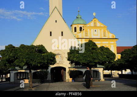 Blick vom Kapellplatzes in die Gnadenkapelle, links und rechts Kapuzinerkirche St., St., Magdalena, barocke Wallfahrtskirche, Altötting, Landkreis EIN Stockfoto