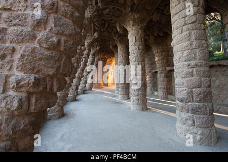 Barcelona, Spanien - 03 Februar, 2013: Spalten in den Park Güell in Barcelona. Es ist ein öffentlicher Park System aus Gärten und architektonischen Grundschule Stockfoto