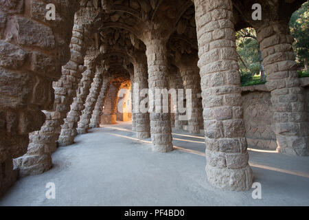 Barcelona, Spanien - 03 Februar, 2013: Spalten in den Park Güell in Barcelona. Es ist ein öffentlicher Park System aus Gärten und architektonischen Grundschule Stockfoto