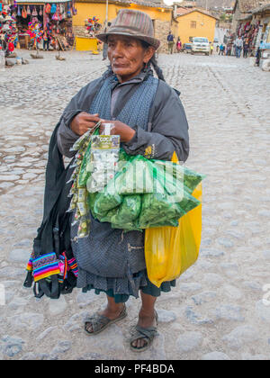 Cusco, Peru - 20. Mai 2016: Frau verkauft Coca Blätter und andere coca Produkt auf dem Markt Stockfoto