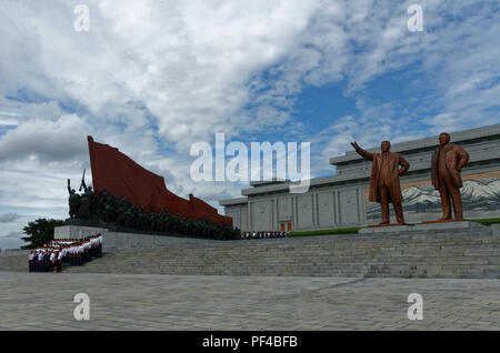 Der Blick auf Mensu Hill über Gärten, Springbrunnen und Statuen in Pyongyang, Nordkorea Stockfoto