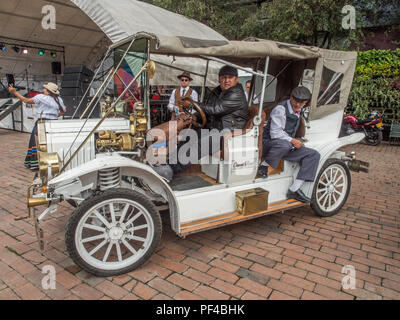 Bogota, Kolumbien - 01. Dezember 2017: Mann im alten Auto, in der Kolumbianischen traditionelle Kleidung Stockfoto