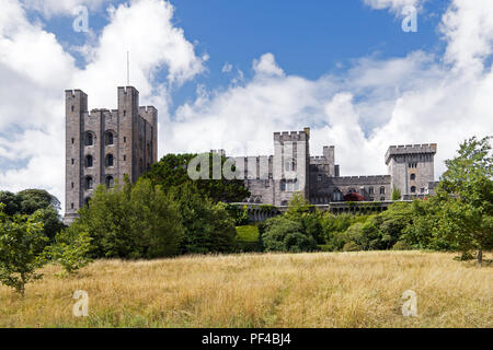 Penrhyn Castle im Norden von Wales ist ein Landhaus in Form einer normannischen Burg errichtet. Es wurde im 19. Jahrhundert zwischen 1822 und 1837 gebaut. Stockfoto