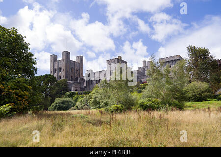 Penrhyn Castle im Norden von Wales ist ein Landhaus in Form einer normannischen Burg errichtet. Es wurde im 19. Jahrhundert zwischen 1822 und 1837 gebaut. Stockfoto